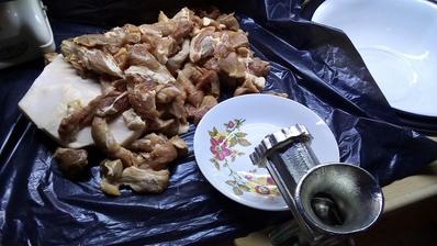 Dnes robím dve dávky, každá takmer 6kg mäsa. Jedna menej pikantná pre susedov a druhá pálivá pre mňa. :o)