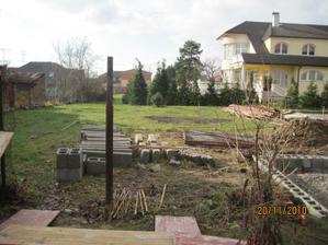 Soused odstranil provizorní plot a staví základy na plot do ulice