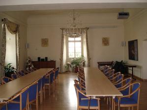 Uvnitr (stoly atd. samozrejme vyklidi).