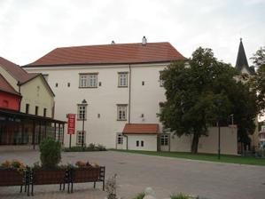 Pohled na Chvalskou tvrz a kousek Sezony.