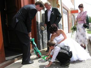 zametáme a pomáhá nám i můj bráška