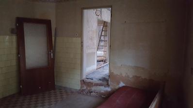 dvere sa musia kvoli skrini v predizbe posunut o cca meter doprava takze sa musi vyburat novy otvor a povodny zamurovat,kde su oprene dvere pojde vyvod noveho komina