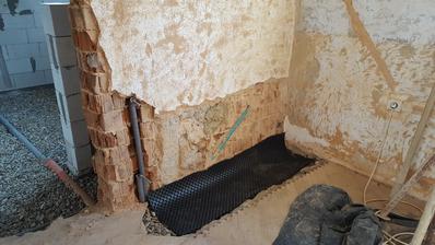 radiator v spalni prelozeny a kanalizacia napojena, hlavna rura ide popod spalnu