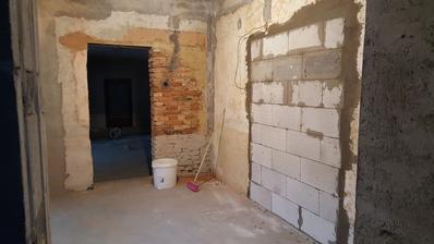 tento tyzden sa mega maka, lialo takze nebolo dobre svetlo ale dnes uz takmer na kompletku hotova spalna spalety okolo okien, takze buduci tyzden filcovacka, zajtra sa dorobi vymurovka kupelne a prechdza sa na kuchynu