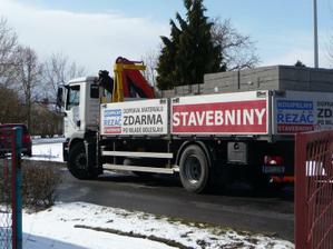 přivezli nám ztracené bednění KB-blok...