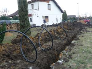 20.3.2010...je vybagrováno a táhneme vodu...