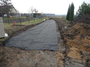 23.3.2010 Položili jsme geotextíli, aby nám cesta neprorůstala trávou...