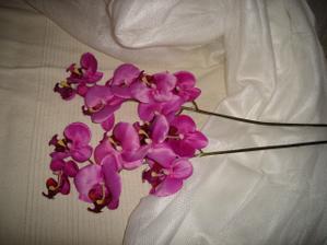 a z těchto umělých orchideí a tylu vyrobím šerpy na moje a miláčkovo auto