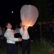 taketo dačo o pol noci lietajuce lampiony