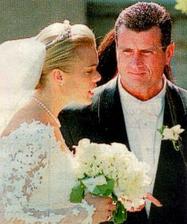 Erika Eleniak a Philip