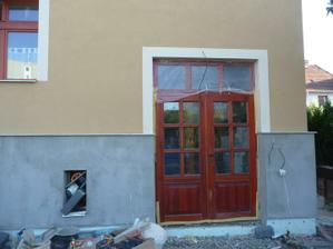 všimněte si spodního okýnka...co všechno se tam nevejde!?!! :)) nad dveře přijde pergola