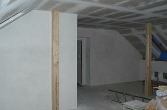 pohled z kuchyně ke vchodovým dveřím
