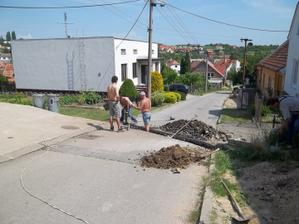 už se prokopává cesta pro napojení na kanalizaci