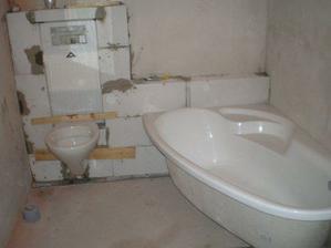 30.7.2008 jsme namontovali WC, prkénka nahrazují zatím chybějící lepidlo a obklad, vyzkoušeli jsme také vanu - jak to bude vypadat:-). Po včerejšku, když jsme už nemuseli běhat pro vodu s kýblem ke studni, vím, že splachovací WC je další velký zázrak