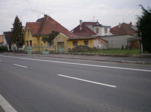 Pohled na dům ze silnice, potřebujem ještě hodně penízků - střecha, fasáda, podkroví, plot...atd :-((.