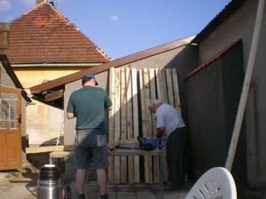 Příprava trámů na pergolu 4/2009.