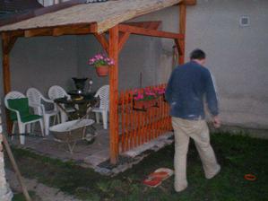 Pergola, chybí jen dodělat dlažbu 2.5.2009.
