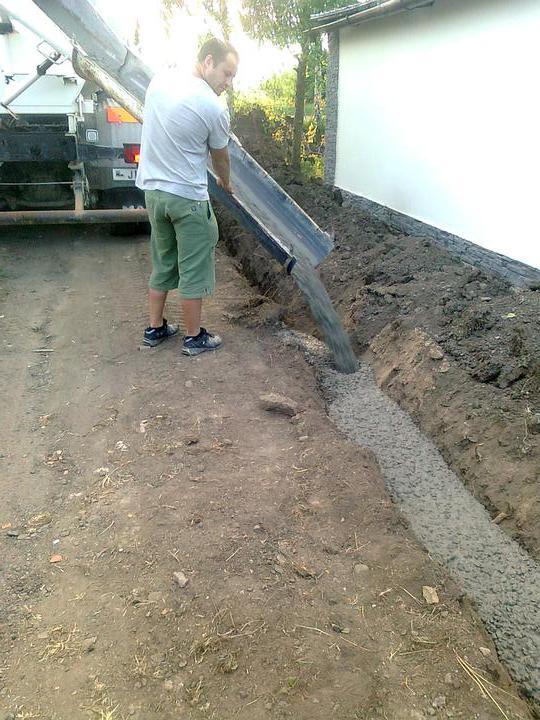 Tak a děláme plot..konečně - beton je velmi kvalitní