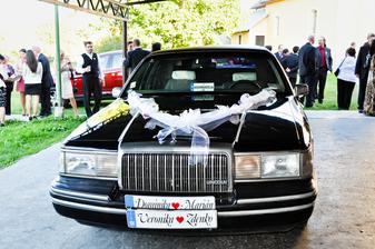 Auto mladomanželov