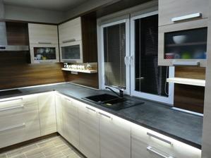 LED podsvícení,studená bílá pod pracovní deskou a horníma skřínkama