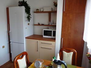 Naproti linky je ještě druhá část,kde je lednice a spižírna s košem.