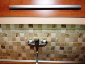 A ještě detail úchytky a kontrast materiálů