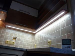 LED osvětlení pod horníma skřínkama.