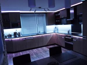 Linka s tzv.RGB osvětlením,které umožňuje pomocí ovladače měnit barvy podsvícení.