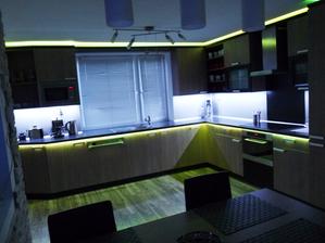 Linka s tzv.RGB osvětlením,které umožňuje pomocí ovladače měnit barvy podsvícení.