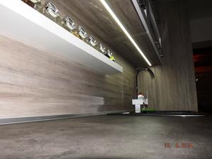 LED pásek pod horníma skřínkama dostatečně osvětluje pracovní plochu
