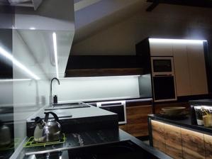 Led pásky se dají zafrézovat do profilu pod horní skřínky a aby nebyly vidět světelné body pásku,překryje se mléčným difuzorem