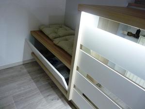 Řešení konce linky,která je v šikmině stropu,vytváří odpočinkovou část prostoru.