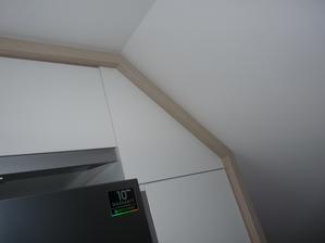 Detail části multifunkční skříně v přechodu do šikminy.Zesílení ramp dodávají lince vyjímečnost a zvýrazní design