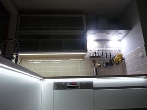 LED profily pod deskou