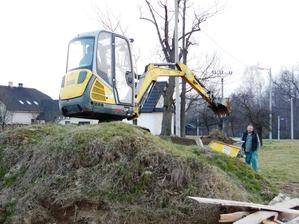 bager pomalu polyká tu našu horu,co tam 3 roky strašila