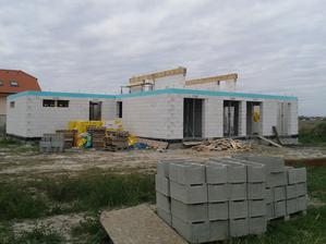 05.10. Strop zaliaty, zacina sa murovat podkrovie