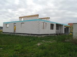 05.10. Strop zaliaty, zacina sa murovat podkrovie