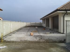 07.11. Uprava priedomia: betonovy zaklad na ktory pojde zamkova dlazba
