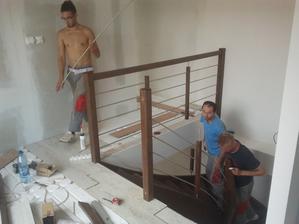 Drevené samonosné schody sme hladali tu aj v Polsku a nakoniec hen tu za humnami pán Bača z Beharoviec s kvalitou a pecíznosťou Nemeckej firmy a dobrou cenou