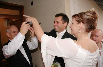 potom na tácku víno a voda.....samozřejmě ženich si vybral pohárek s vínem a já s vodou....:-(