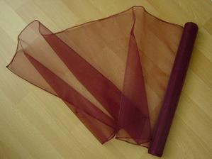 prvý kus výzdoby.... bordová organza :)