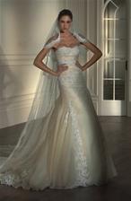 Pronovias Nector na modelke