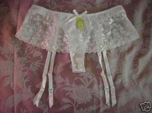 toto je moj novy podvazocek juj juj juj ako sa mi paci.... LA SENZA april 2008