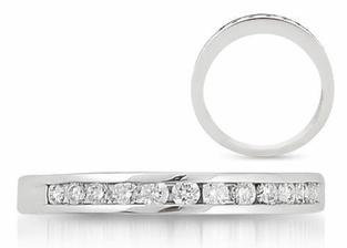 My ring. Love this, so happy I can have it now :)