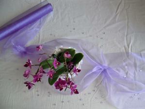 podobně bude vyzdoben stůl (mítso orchideje v květináči, orchidej plouvocí ve skleniččce se svíčkou)