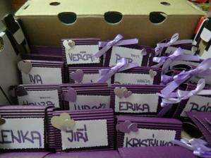jmenovky pohromadě-pro rodinu s mašličkami a pro ostatní se srdíčky