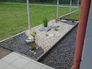 Ešte sa to doplní bielymi skalkami ( treba ísť kúpiť )