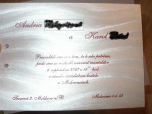 text slovenskeho oznamka a papier, je taky strieborny leskly a su na nom take vlnovky