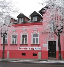 Šaty mám z půjčovny Katrin