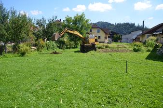 23. august 2016 - starký nám sťahuje ornicu 👴🏻🚜